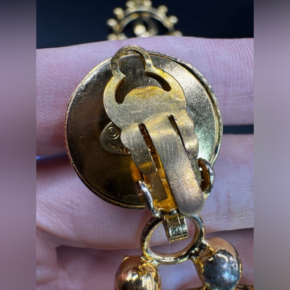 LOT 1466 24K gold plated CHANEL vintage runway earrings - Picture 11 of 17